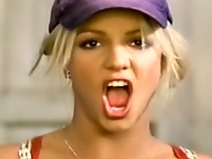 Cantante attrice Britney Spears indossa abito seducente sul suo parka