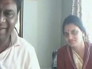 Bush-leaguer Indian geil en lelijke skirt toont haar hangende tieten op webcam