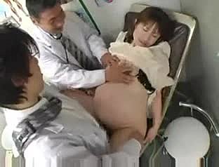 Grávidas japoneses menina brinquedos-se em um sickbay