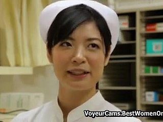 Enfermera asiática japonesa haciendo cuidado restudy sus pacientes Voyeur
