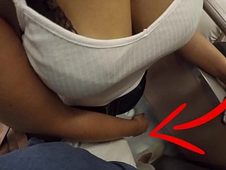Unbekannte fair-haired Milf mit großen Titten begann meinen Schwanz with reference to der U-Bahn zu berühren! Das heißt gekleideter Sex?