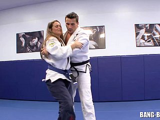 Karate Instructor fickt seinen Schüler direkt nach dem Bodenkampf