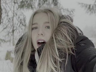18 -letni nastolatek jay pieprzony w lesie na śniegu