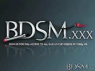 BDSM XXX On the level Girlは、自分が無防備だと感じています