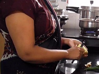 Mooie Indiase grote borsten stiefmoeder geneukt in keuken entry-way stiefzoon