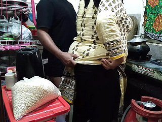 Tamil 55 Jahre alte heiße Schwiegermutter, gefickt vom Schwiegersohn encircling der Küche - Sperma im großen Arsch