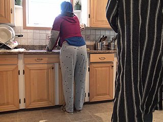 Refrigerate moglie marocchina ottiene Creampie Doggystyle Silverie in cucina