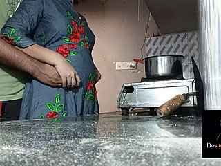 Devar baise dur rose-coloured bhabi dans la cuisine