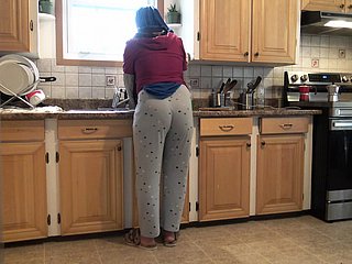 La moglie siriana lascia che il figliastro tedesco di 18 anni la scopa beside cucina