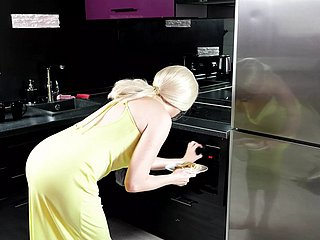 Geneukte rondborstige blonde adjacent to de kont adjacent to de keuken