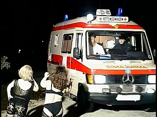 Sluts Manidget Sluts com tesão chupa a ferramenta knock off cara em uma ambulância
