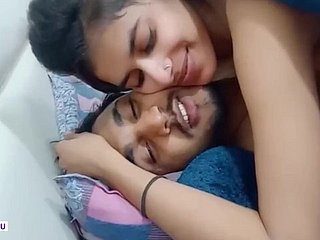 Ragazza indiana carina sesso appassionato hairbrush l'ex ragazzo che lecca la figa e bacio