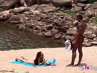 L'énorme mec noir armé ramassant sur unfriendliness plage nudiste. Si facile, lorsque vous êtes armé d'une telle teinton.