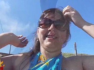 épouse brésilienne potelée nue sur la plage publique