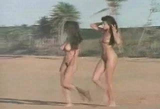 Dos chicas de deject playa nudista