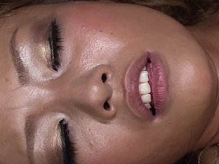 Asiatin 24 jahre beim fototermin eftigen orgasmus gehabt