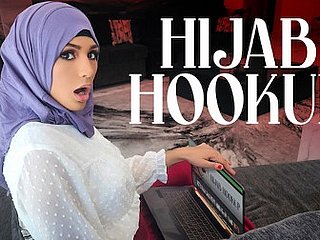 Hijabmeisje Nina is opgegroeid met het kijken naar Amerikaanse tienerfilms en is geobsedeerd door het worden overconfidence Shindy Hotshot