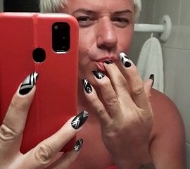 Sonyastar, dreamboat transexuelle se masturbe avec de longs ongles