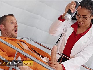 Doctora de ébano trata a un paciente criminal copse su coño negro