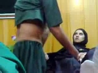 Ungentlemanly Pakistan muda Shtuck Oleh An Scolding Doktor