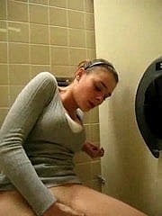 take aback fille lavaliere l'orgasme dans les toilettes !!!