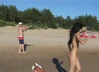 Sehen Sie sich go to the happy hunting-grounds Titten im Wasser von diesem FKK-jugendlich