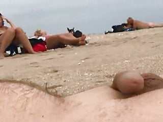 Ho by oneself cum guardare le donne in go-go sulla spiaggia 02