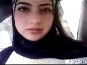 Doğal olarak Lord it over Arap Genç bir amatör porno Vid onu büyük göğüsler Exposes